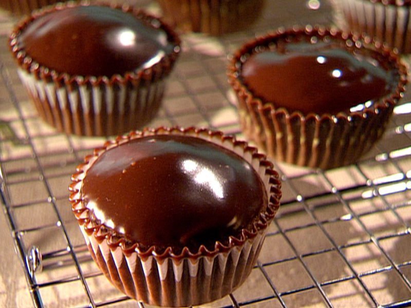 Que tal esse ganache em cima do cupcake hein? Não vale só lamber o ganache e deixar a massa do cupcake intacta! Receita de cupcake com cobertura de ganache